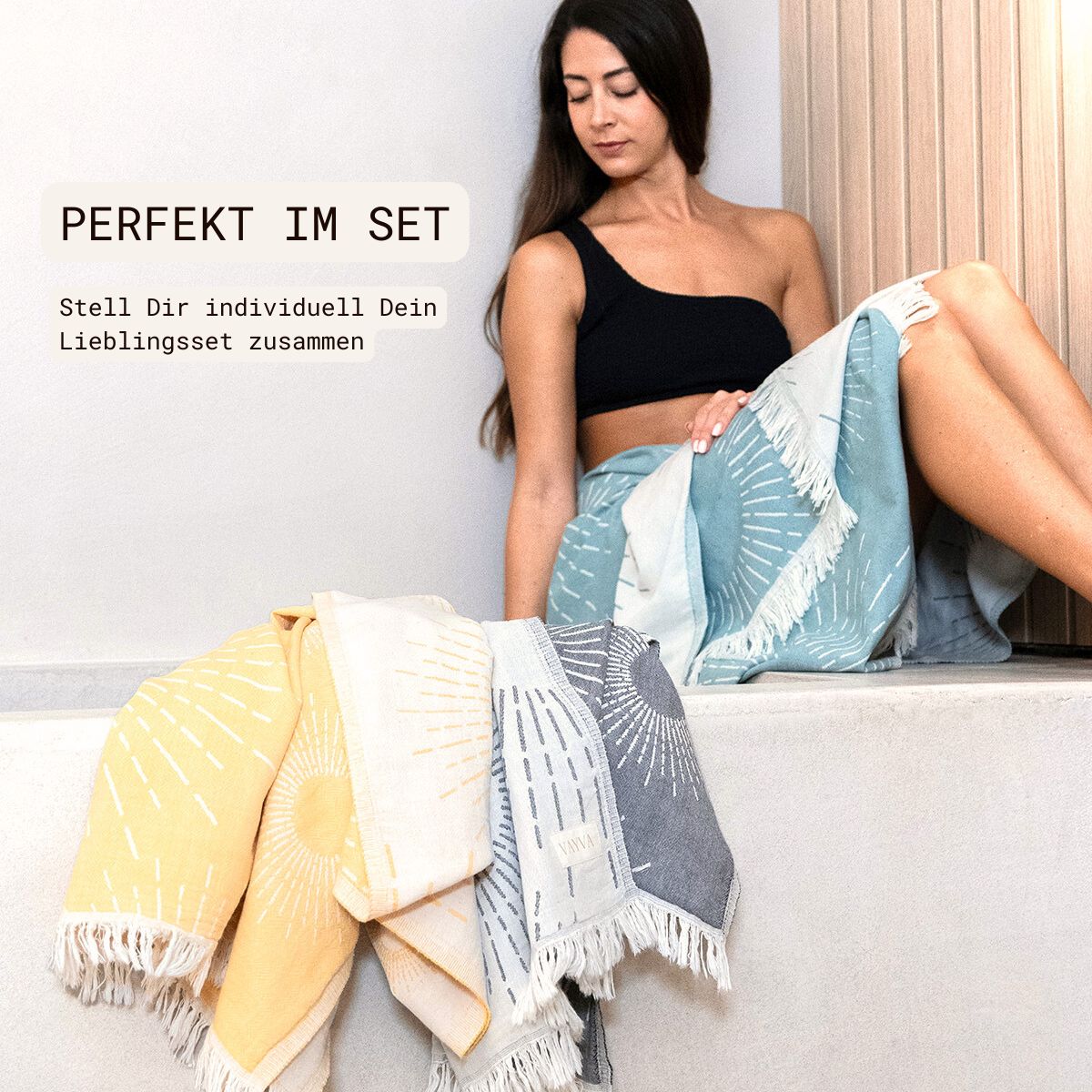 Premium Handtuch / Saunatuch / Strandtuch, Sunshine, in der Größe 95 x 175 cm, alle Farben, 100% Baumwolle, Model sitzend auf Kältebad