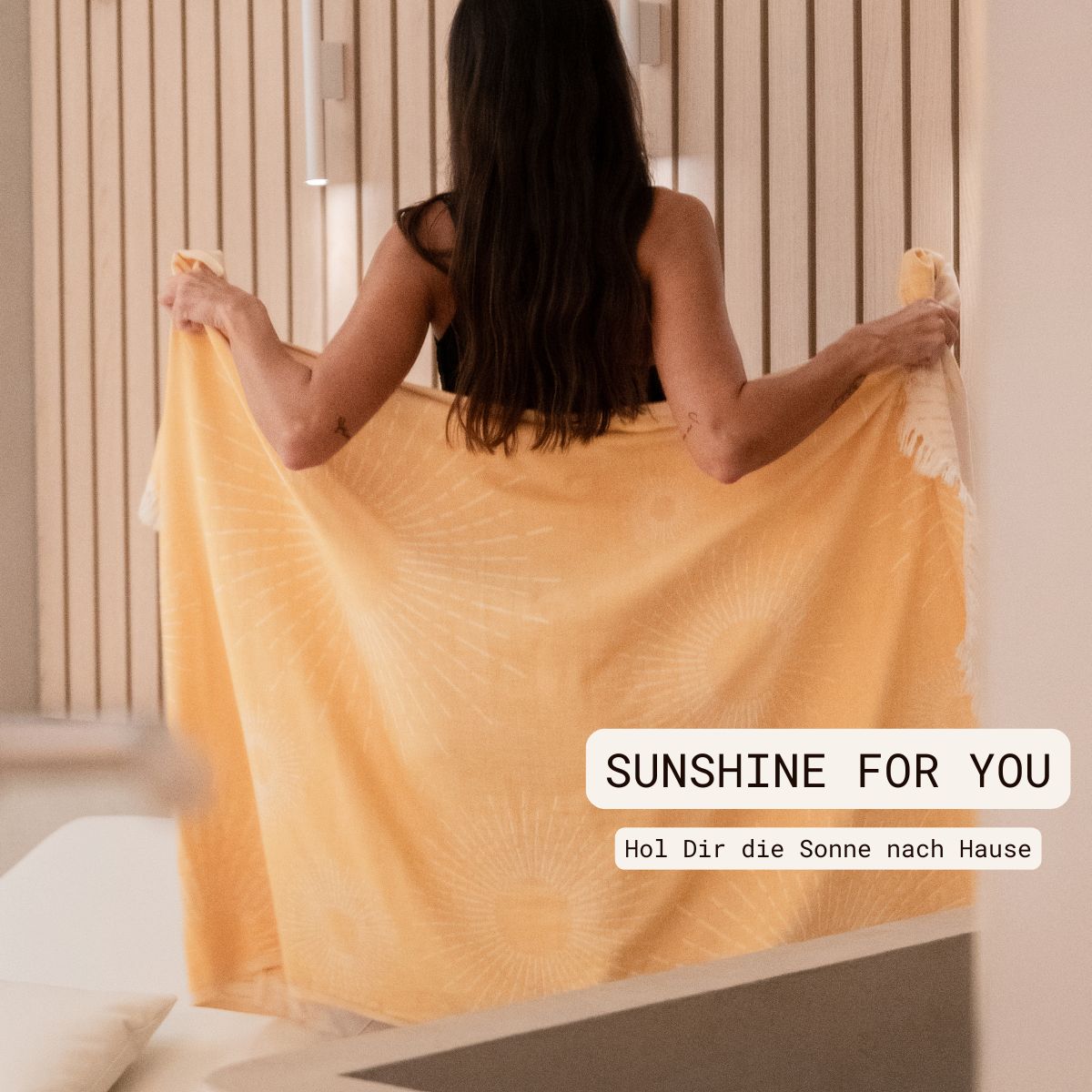 Premium Handtuch / Saunatuch / Strandtuch, Sunshine, in der Größe 95 x 175 cm, in der Farbe Gelb, 100% Baumwolle, Model mit Saunatuch von hinten