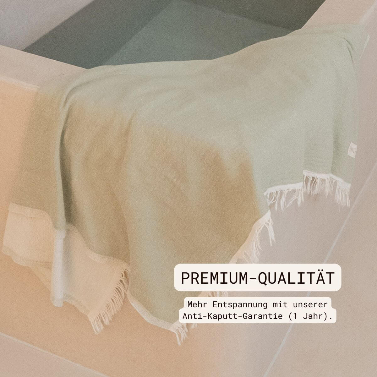 Premium Handtuch / Saunatuch / Strandtuch, in der Größe 90 x 170 cm, in der Farbe Grüntee/Creme, 60% Baumwolle + 40% Bambus, hängend am Kältebad