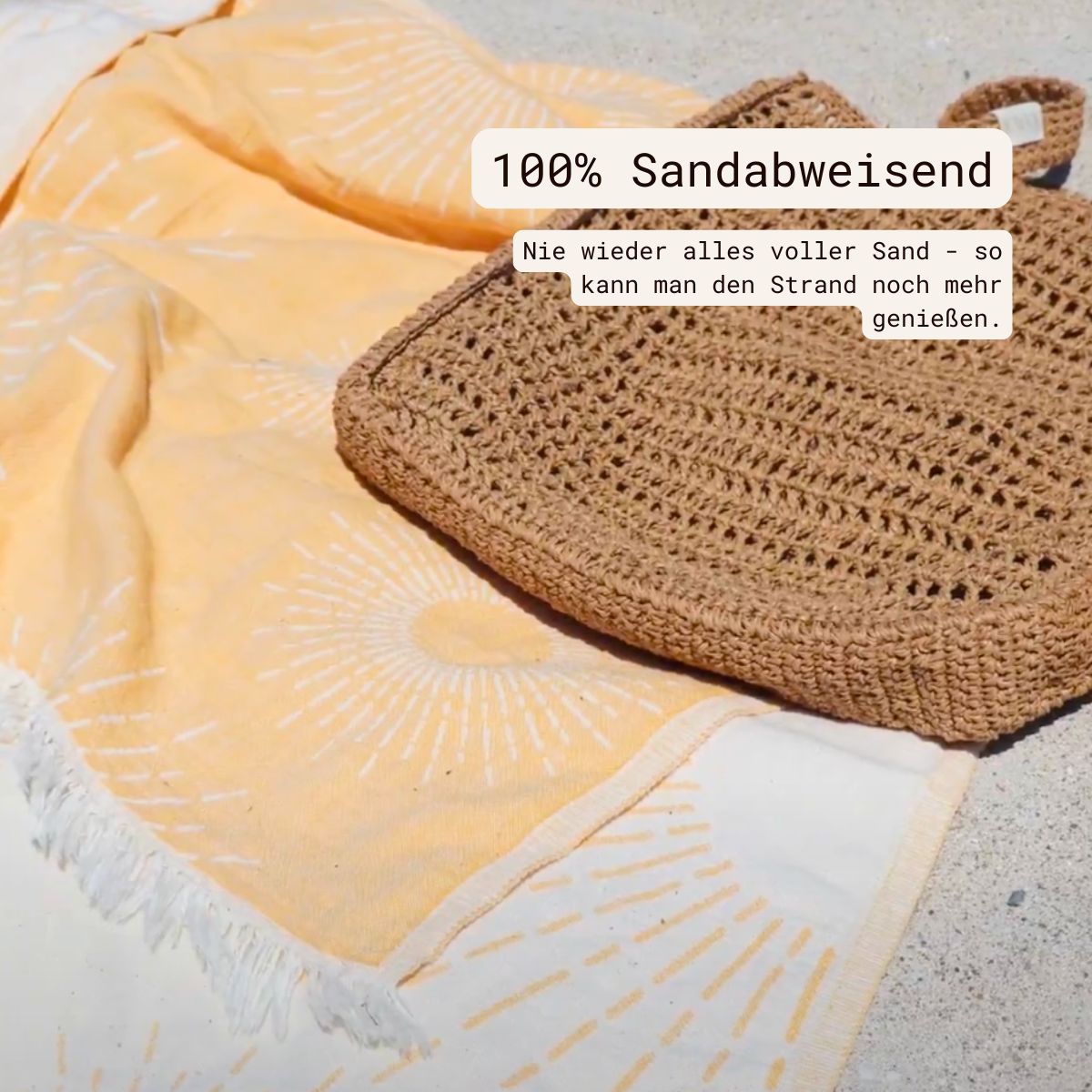 Premium Handtuch / Saunatuch / Strandtuch, Sunshine, in der Größe 95 x 175 cm, in der Farbe Gelb, 100% Baumwolle, Handtuch liegend am Strand