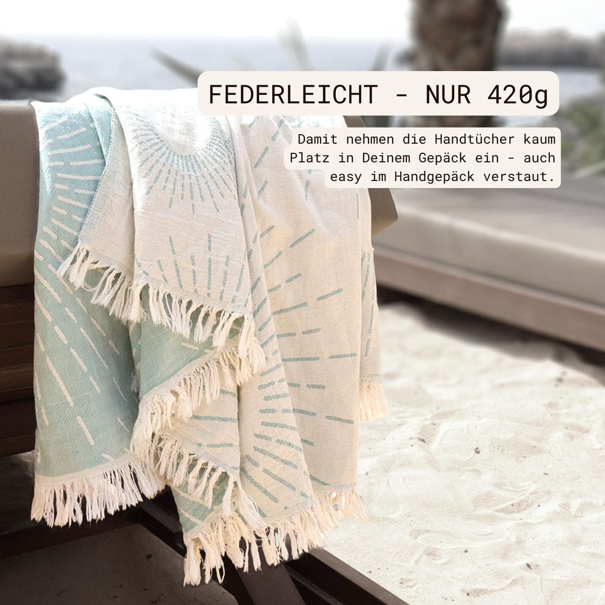 Premium Handtuch / Saunatuch / Strandtuch, Sunshine, in der Größe 95 x 175 cm, in der Farbe Türkis, 100% Baumwolle, hängend auf Sonnenliege am Strand