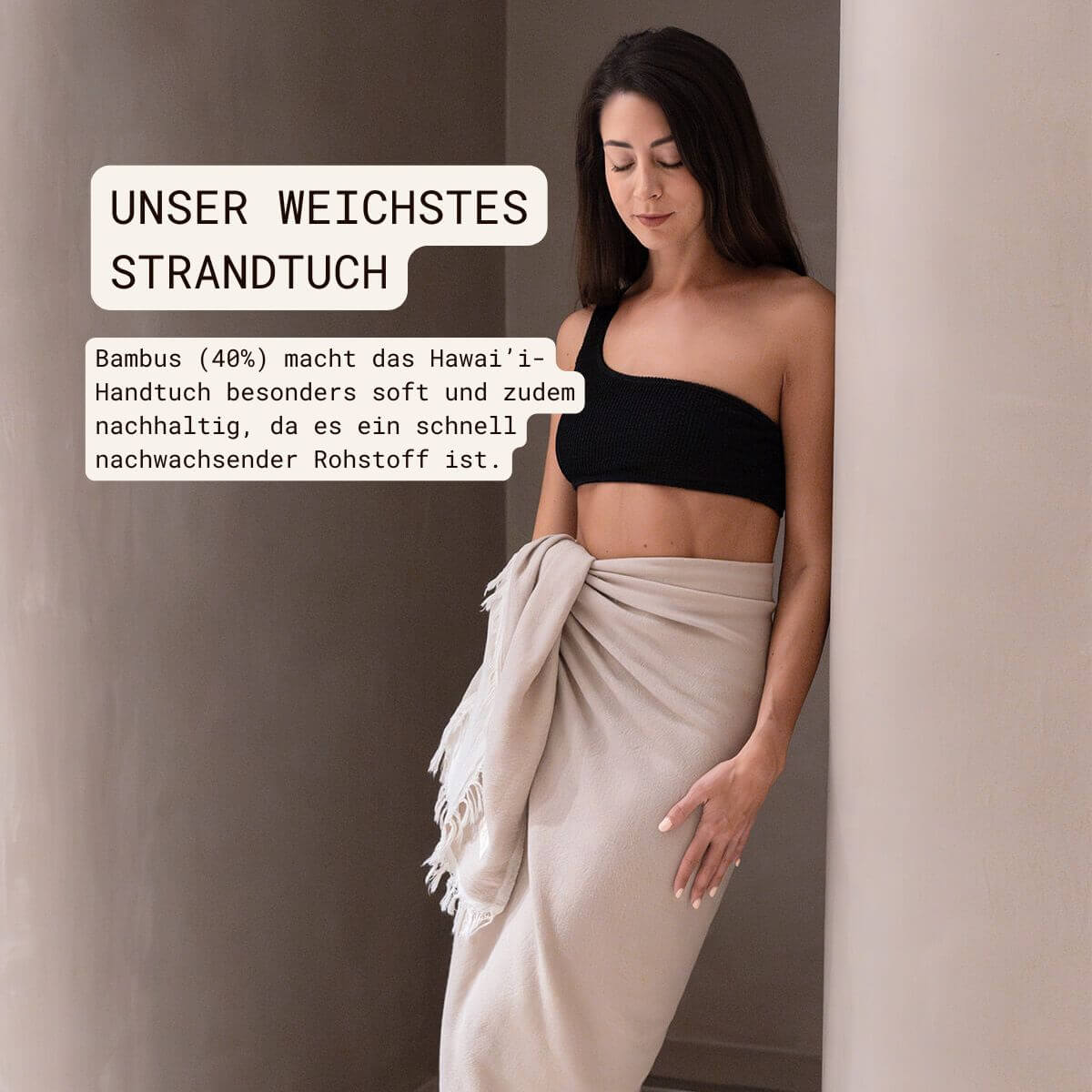 Leichtes Strandtuch (90x170 cm) aus Bambus und OEKO-TEX zertifizierter Baumwolle für Damen | Frau mit umgebundenen Strandtuch in der Farbe Cappuccino