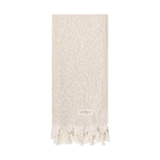 Leichtes Strandtuch (95x175 cm) aus 100% OEKO-TEX zertifizierter Baumwolle für Damen | Strandtuch in der Farbe Beige mit Leomuster | gefaltet vor weißem Hintergrund