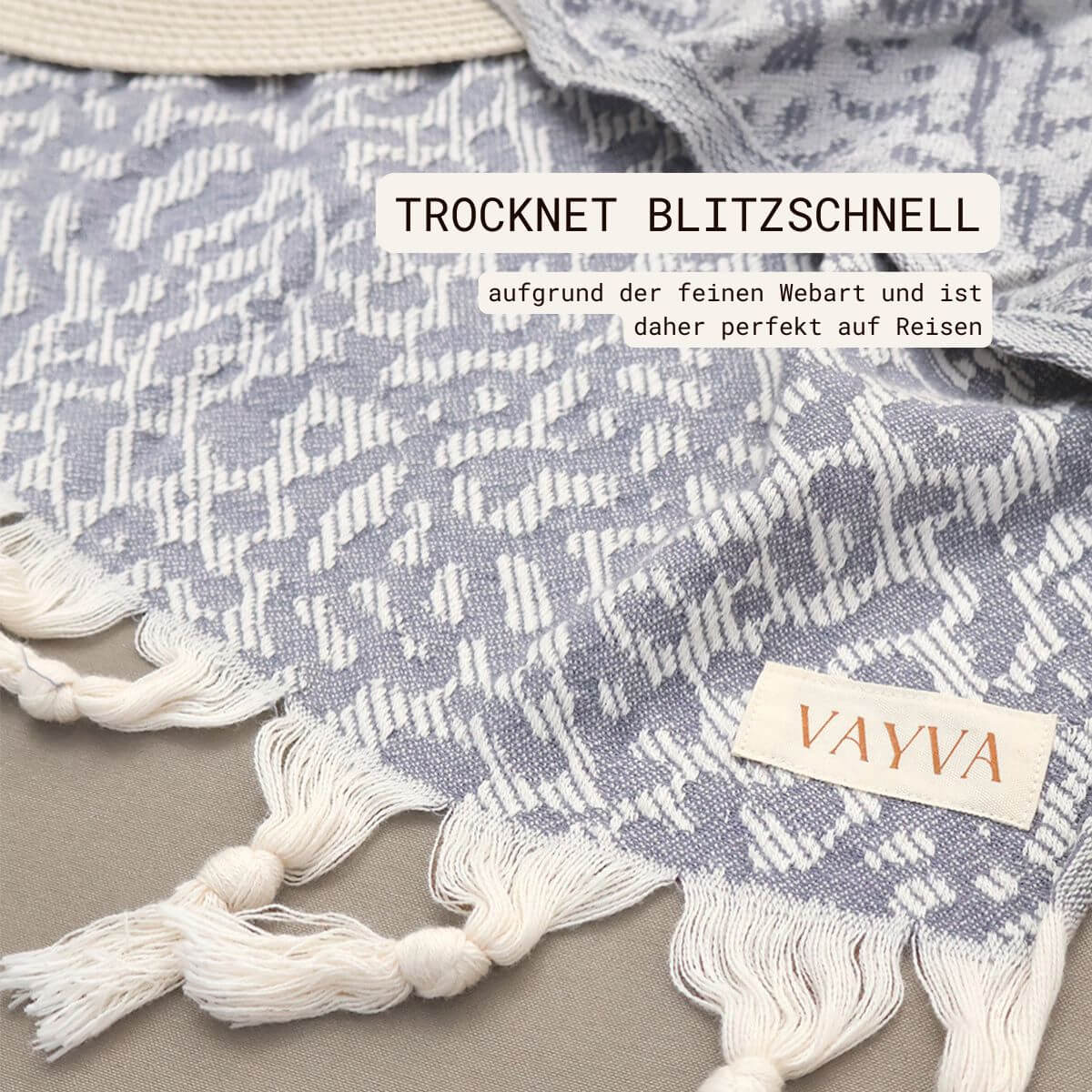 Leichtes Strandtuch (95x175 cm) aus 100% OEKO-TEX zertifizierter Baumwolle für Damen | Strandtuch in der Farbe Blaugrau mit Leomuster | auf Sonnenliege | Nahaufnahme | Trocknet schnell