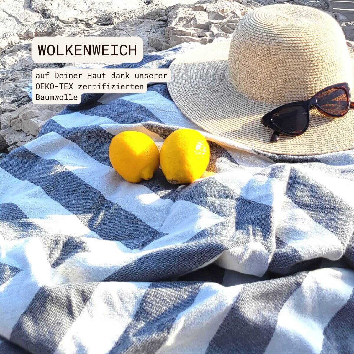 Leichtes Strandtuch (95x170 cm) Key West aus 100% OEKO-TEX zertifizierter Baumwolle für Damen | Strandtuch in der Farbe Grau mit geometrischem Streifenmuster liegend am Strand