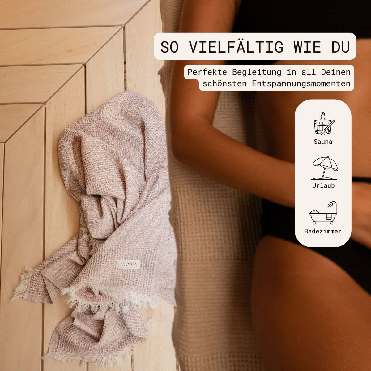 Leichtes Strandtuch (80x180 cm) mit Waffelpiqué aus recycelter und OEKO-TEX zertifizierter Baumwolle für Damen | Model liegend auf Strandtuch | Nutzbar am Strand, Urlaub, Reisen, Sauna und Badezimmer
