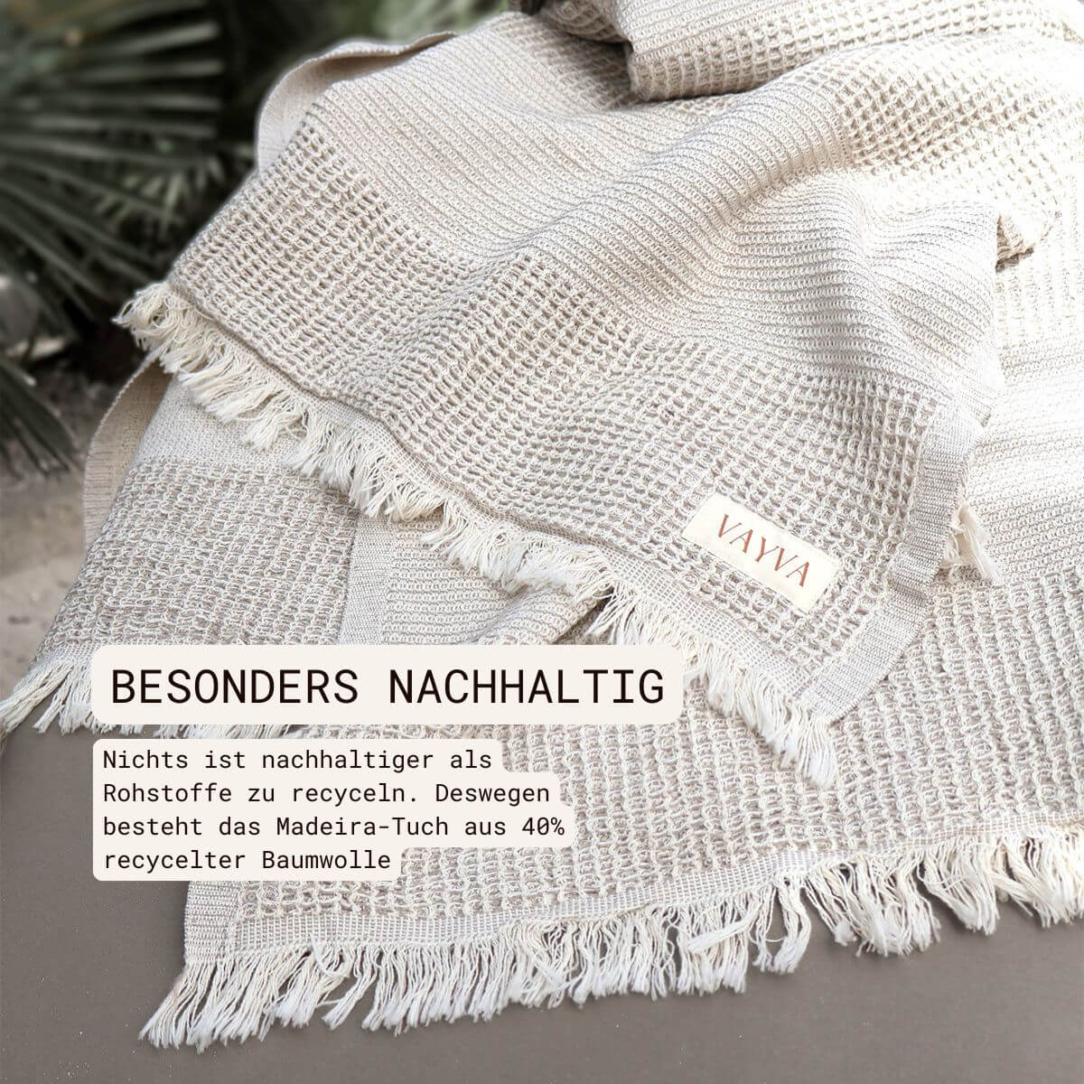Leichtes Strandtuch (80x180 cm) mit Waffelpiqué aus recycelter und OEKO-TEX zertifizierter Baumwolle für Damen | Strandtuch in der Farbe Ecru liegend auf Sonnenliege | Besonders nachhaltig