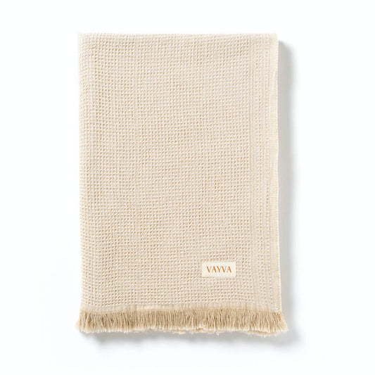 XXL Strandtuch (130x180 cm) aus 100% OEKO-TEX zertifizierter Baumwolle für Damen | Strandtuch in der Farbe Beige mit Wafflepiqué | Gefaltet auf weißem Hintergrund