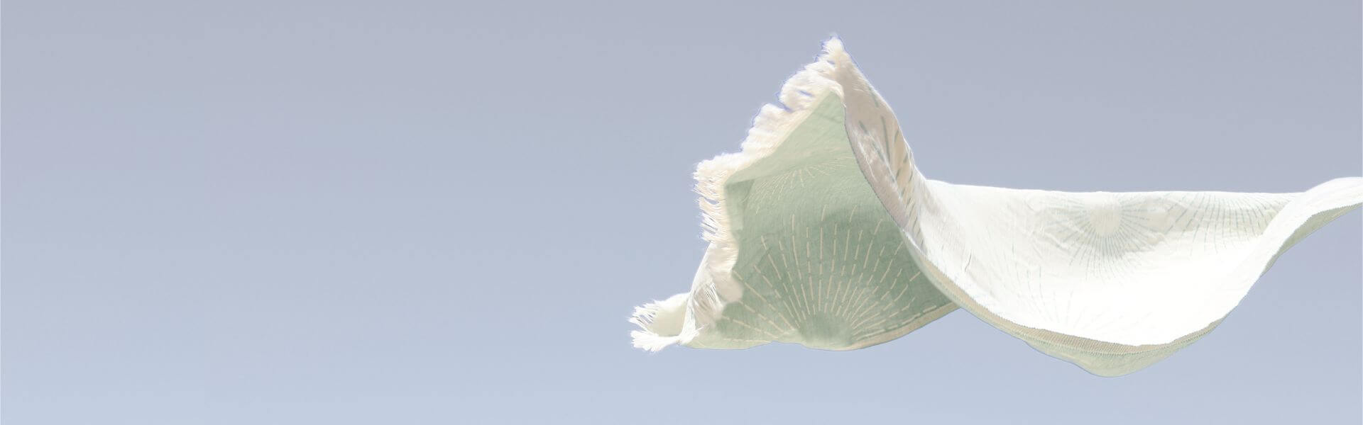 Sehr leichtes Strandtuch weht im Wind