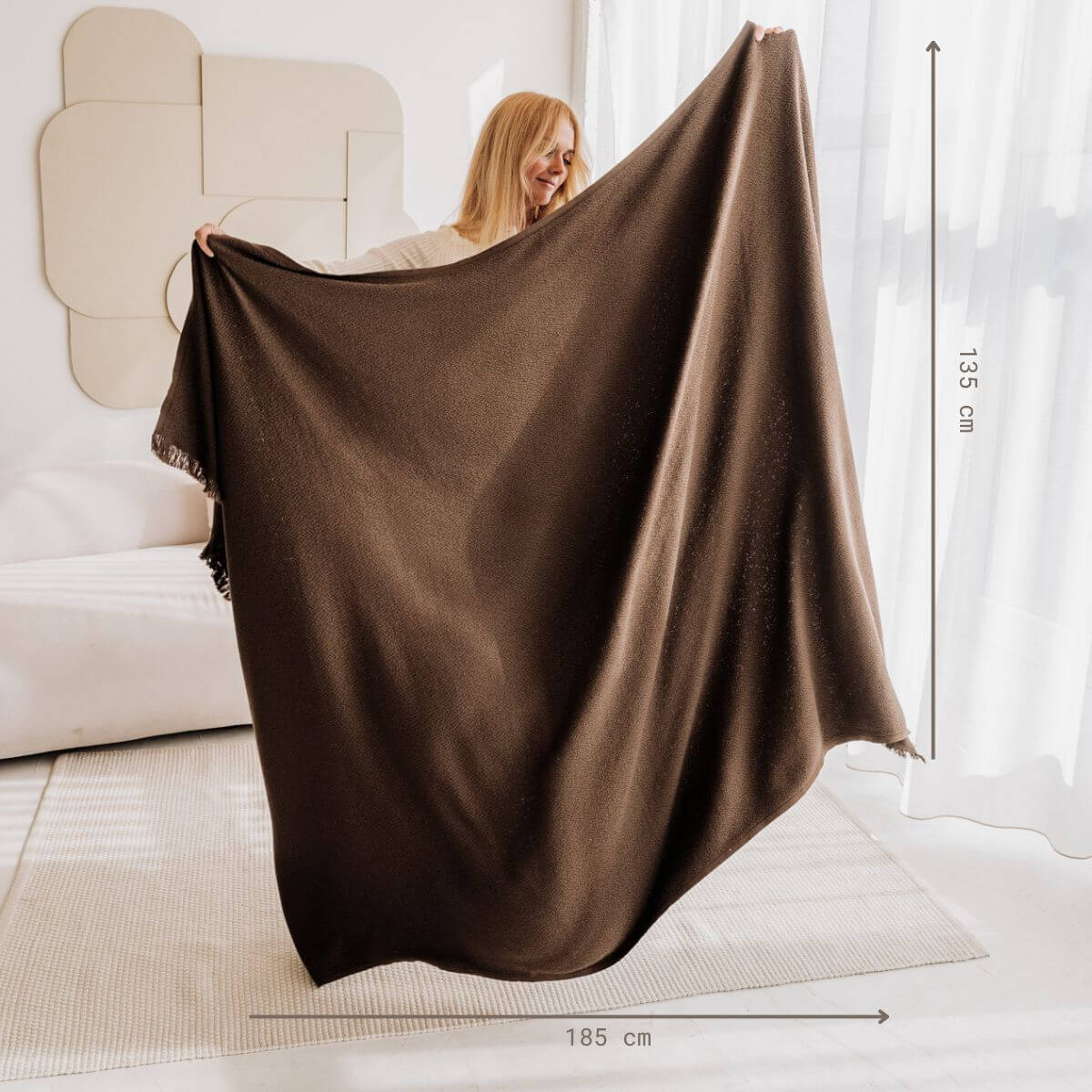 Kuscheldecke mit Bambus | (135x185 cm) aus 40% Bambus und 60% OEKO-TEX zertifizierter Baumwolle | Kuscheldecke in der Farbe Choco | Komplettansicht mit Größenangaben