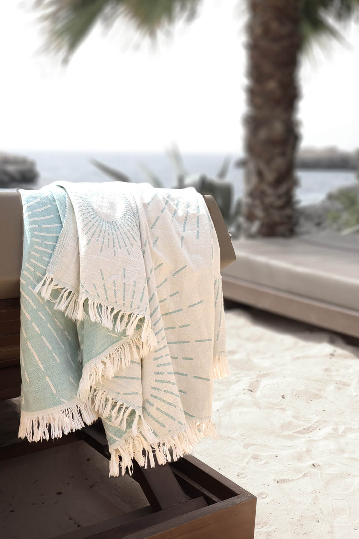 Premium Handtuch / Saunatuch / Strandtuch "Sunshine" auf Sonnenliege am Meer, in der Größe 95 x 170 cm, mit Sonnen-Muster in der Farbe türkis/creme, 100% Baumwolle