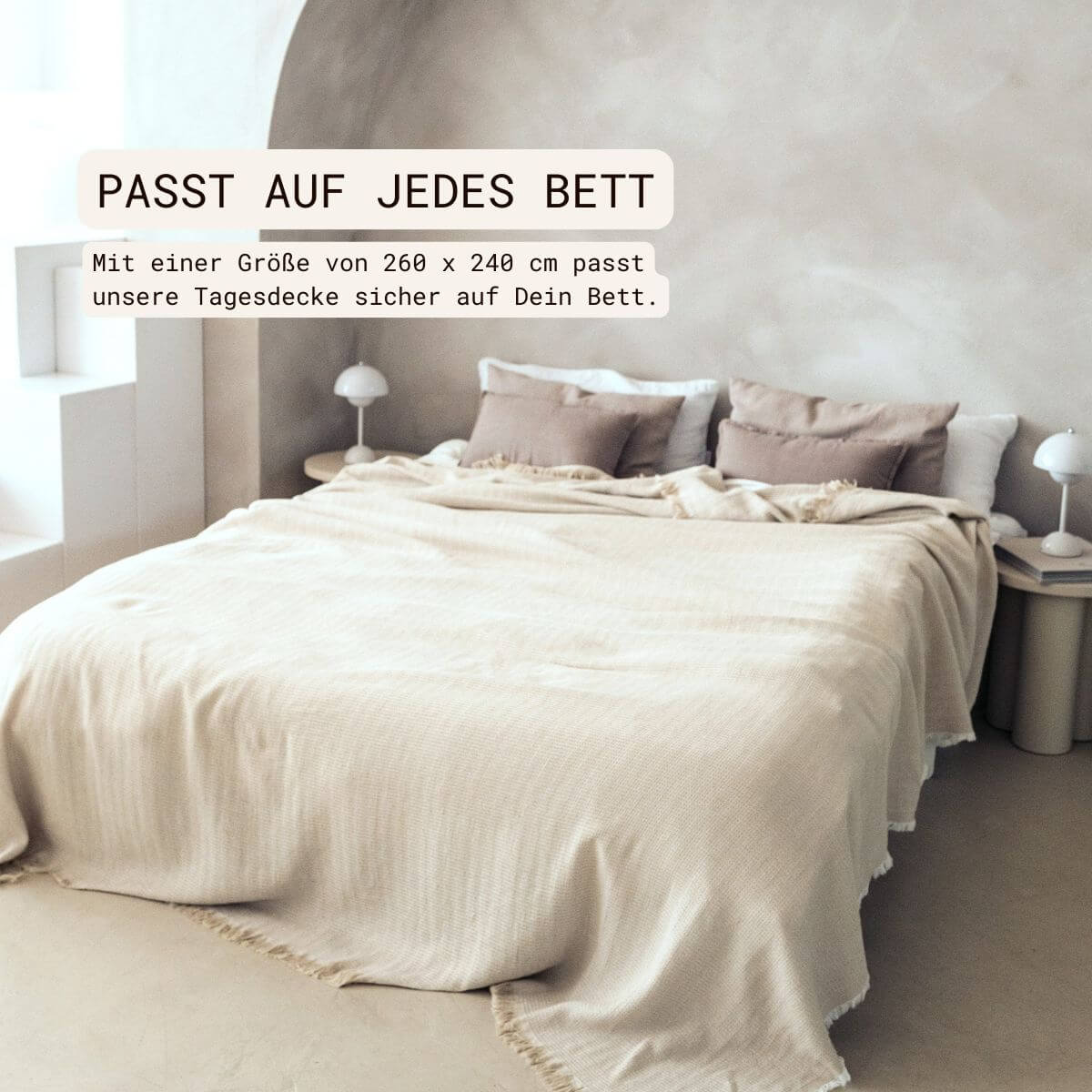 Tagesdecke aus Baumwolle | (240x260 cm) aus 100% OEKO-TEX zertifizierter Baumwolle | Tagesdecke Beige | Decke liegt auf Bett - Komplettansicht
