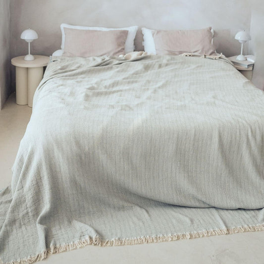 Tagesdecke aus Baumwolle | (240x260 cm) aus 100% OEKO-TEX zertifizierter Baumwolle | Tagesdecke Grau | Decke liegt auf Bett - Komplettansicht