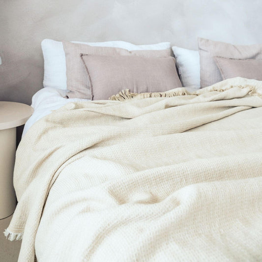 Tagesdecke aus Baumwolle | (240x260 cm) aus 100% OEKO-TEX zertifizierter Baumwolle | Tagesdecke Beige | Decke liegt auf Bett - Ansicht von Seite