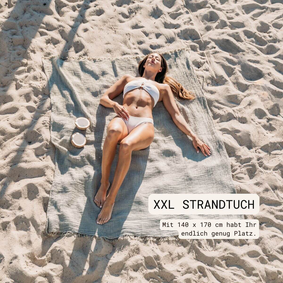 XXL Strandtuch (140x170 cm) aus 100% OEKO-TEX zertifizierter Baumwolle für Damen | Strandtuch in der Farbe Olivegrau mit Musselin | Frau liegt auf Strandtuch