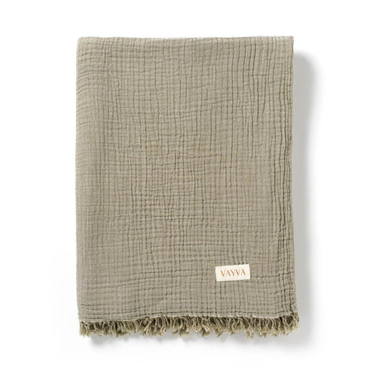 XXL Strandtuch (140x170 cm) aus 100% OEKO-TEX zertifizierter Baumwolle für Damen | Strandtuch in der Farbe Olivegrau mit Musselin | Gefaltet vor weißem Hintergrund