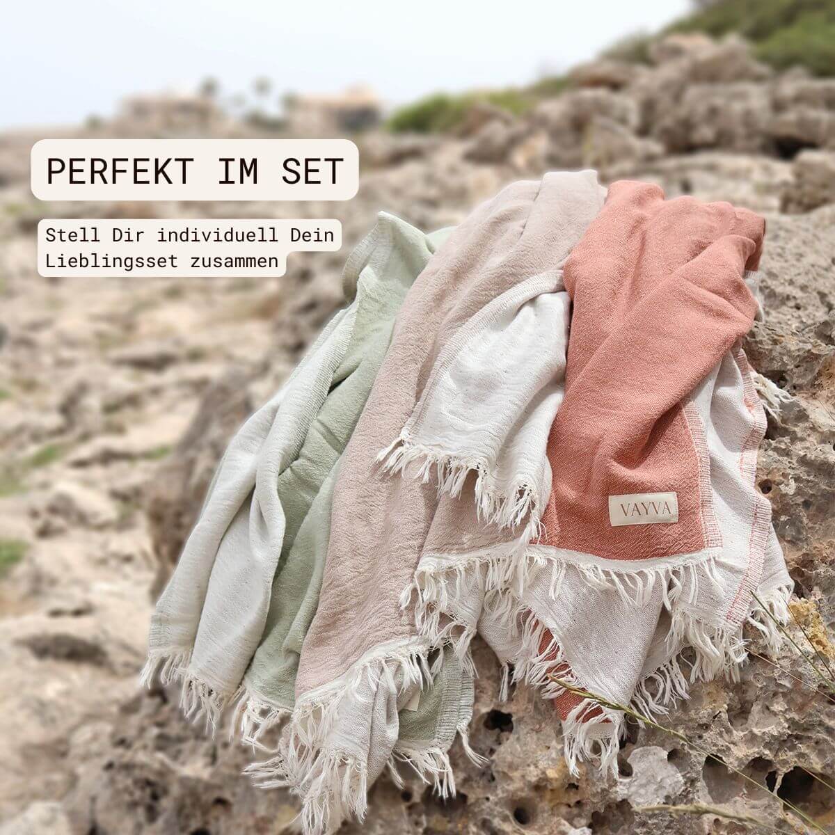 Premium Handtuch / Saunatuch / Strandtuch, in der Größe 90 x 170 cm, in der Farbe Grüntee/Creme, Cappuccino & Terrakotta, 60% Baumwolle + 40% Bambus, liegend auf Fels