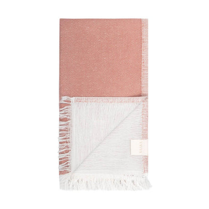 Premium Handtuch / Saunatuch / Strandtuch, in der Größe 90 x 170 cm, in der Farbe Terrakotta/Creme, 60% Baumwolle + 40% Bambus, Vorderseite gefaltet vor weißem Hintergrund