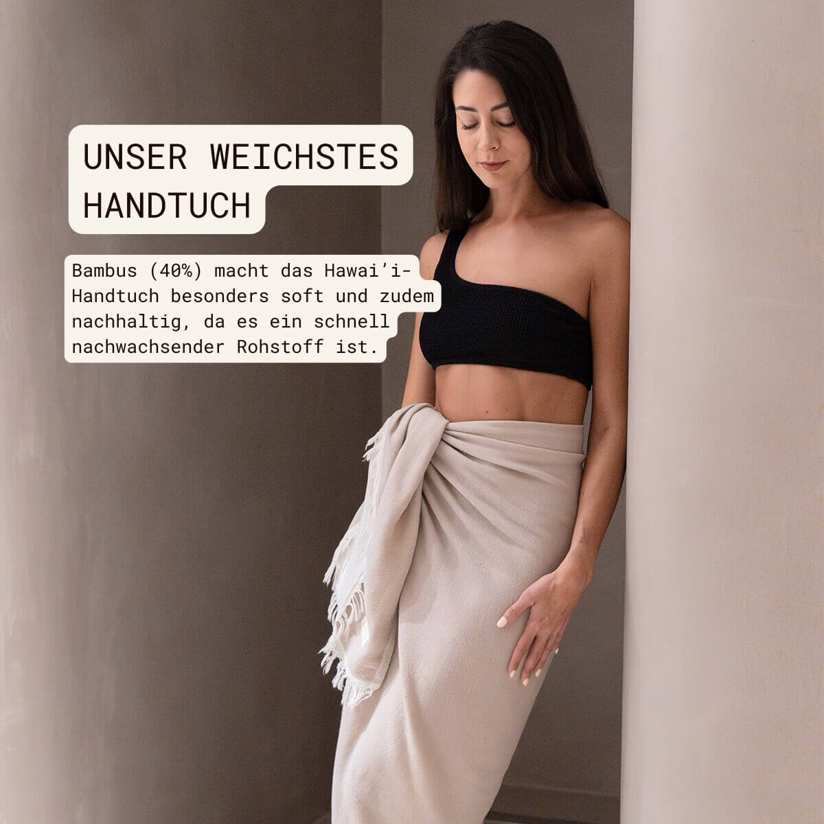 Premium Handtuch / Saunatuch / Strandtuch, in der Größe 90 x 170 cm, in der Farbe Cappuccin/Creme, 60% Baumwolle + 40% Bambus, Model mit Handtuchum die Hüfte in Sauna