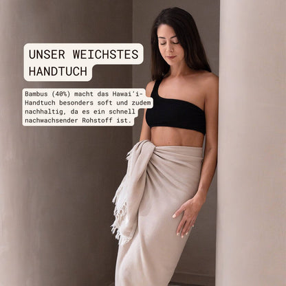Premium Handtuch / Saunatuch / Strandtuch, in der Größe 90 x 170 cm, in der Farbe Cappuccin/Creme, 60% Baumwolle + 40% Bambus, Model mit Handtuchum die Hüfte in Sauna