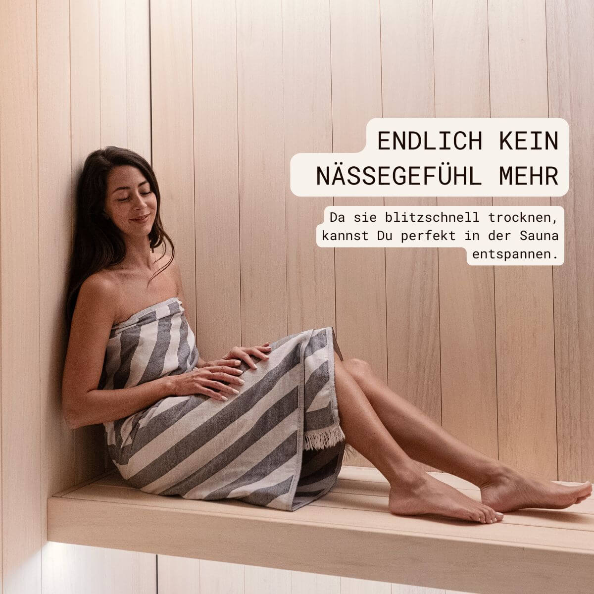 Premium Handtuch / Saunatuch / Strandtuch, Key West, in der Größe 95 x 170 cm, in der Farbe Grau, 100% Baumwolle, Model in Sauna mit Saunatuch umgebunden