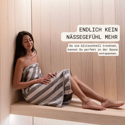 Premium Handtuch / Saunatuch / Strandtuch, Key West, in der Größe 95 x 170 cm, in der Farbe Grau, 100% Baumwolle, Model in Sauna mit Saunatuch umgebunden