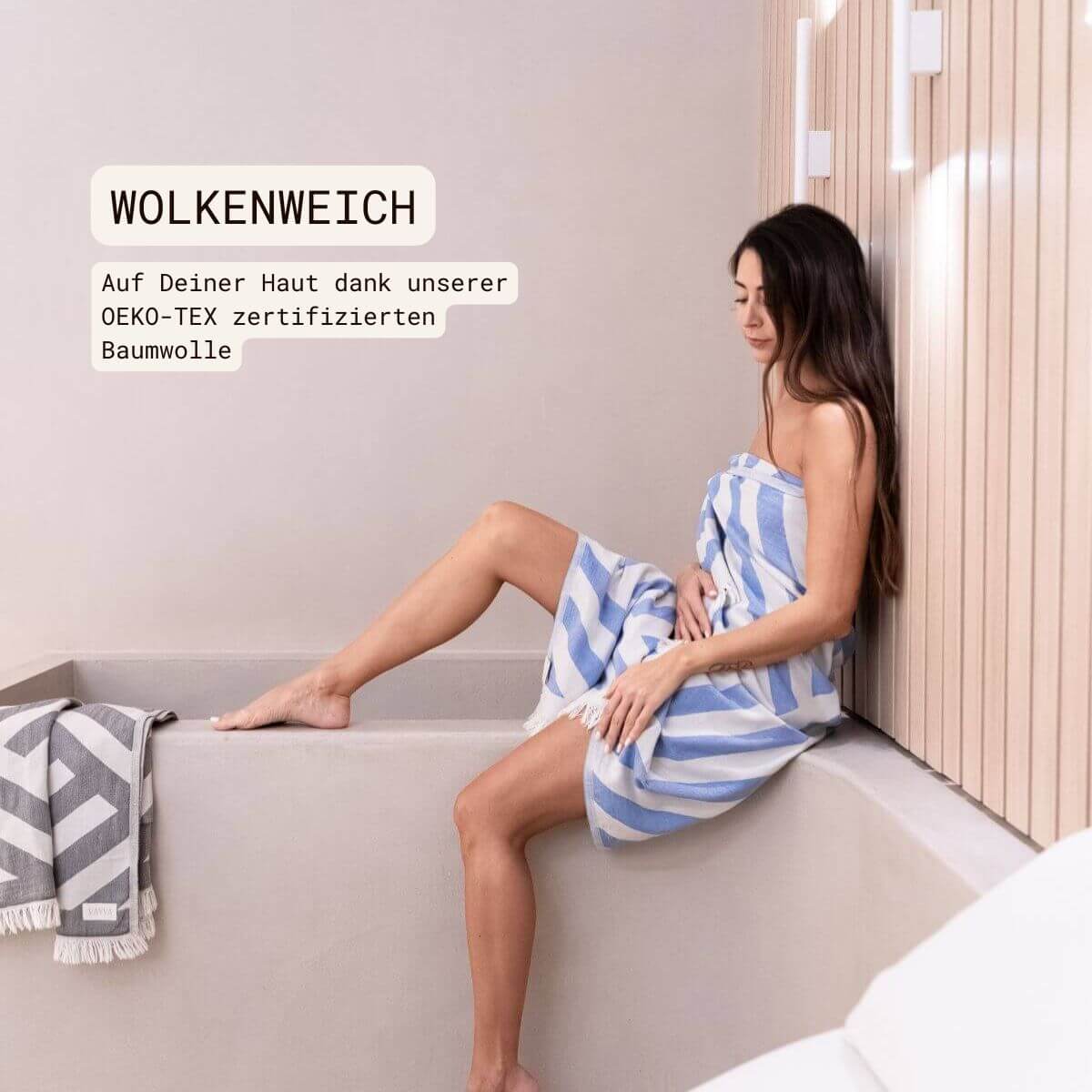 Premium Handtuch / Saunatuch / Strandtuch, Key West, in der Größe 95 x 170 cm, in der Farbe Hellblau , 100% Baumwolle, Model mit Handtuch umgewickelt sitzen am Kältebad