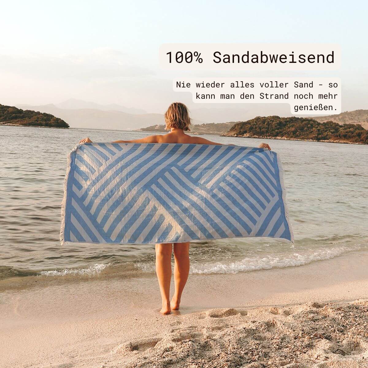 Premium Handtuch / Saunatuch / Strandtuch, Key West, in der Größe 95 x 170 cm, in der Farbe Hellblau , 100% Baumwolle, Model mit Handtuch von hinten am Strand