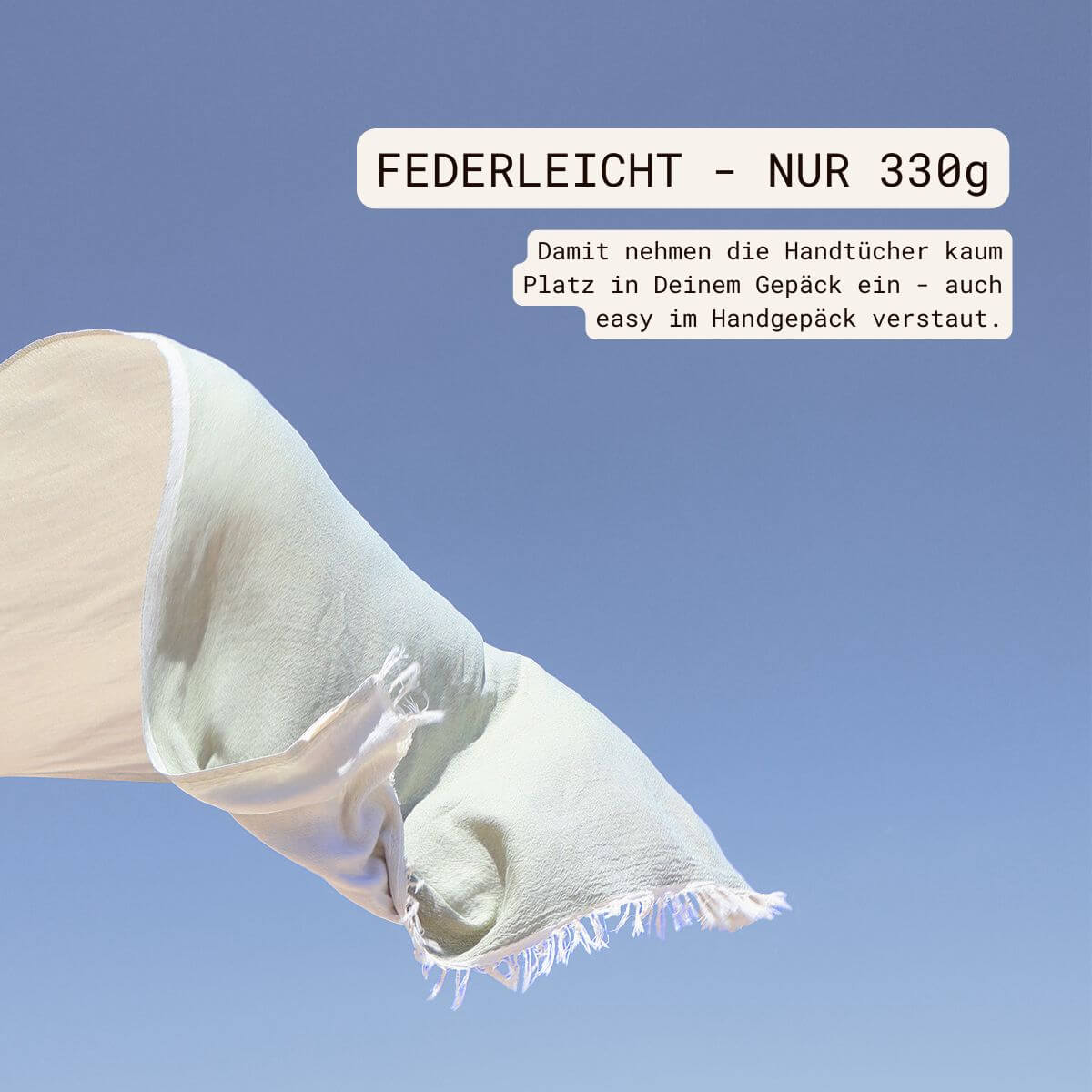Premium Handtuch / Saunatuch / Strandtuch, in der Größe 90 x 170 cm, in der Farbe Grüntee/Creme, 60% Baumwolle + 40% Bambus, fliegend im Wind