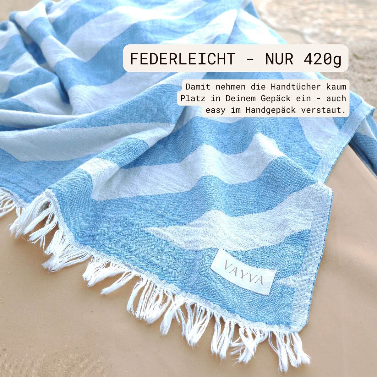 Premium Handtuch / Saunatuch / Strandtuch, Key West, in der Größe 95 x 170 cm, in der Farbe Hellblau , 100% Baumwolle, Handtuch liegend auf Sonnenliege