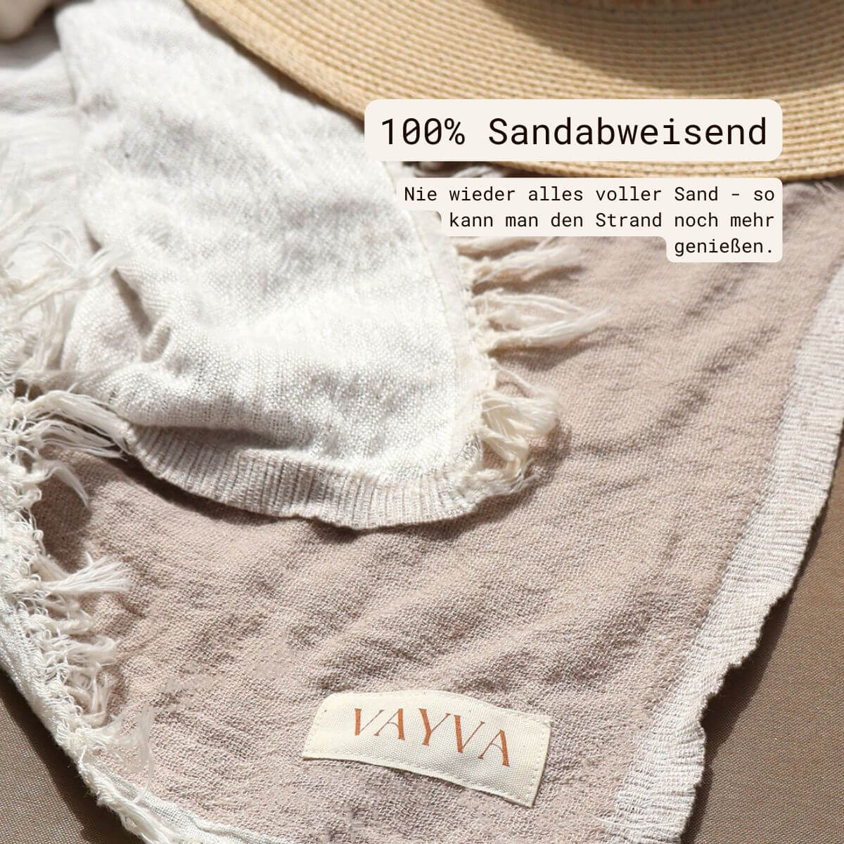 Premium Handtuch / Saunatuch / Strandtuch, in der Größe 90 x 170 cm, in der Farbe Cappuccino/Creme, 60% Baumwolle + 40% Bambus, liegend auf Sonnenliege