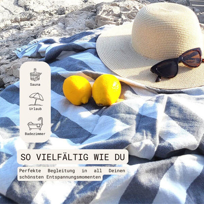 Premium Handtuch / Saunatuch / Strandtuch, Key West, in der Größe 95 x 170 cm, in der Farbe Grau gestreift , 100% Baumwolle, Strandtuch liegend am Strand