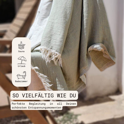 Premium Handtuch / Saunatuch / Strandtuch, in der Größe 90 x 170 cm, in der Farbe Grüntee/Creme, 60% Baumwolle + 40% Bambus, hängend über Gartenstuhl