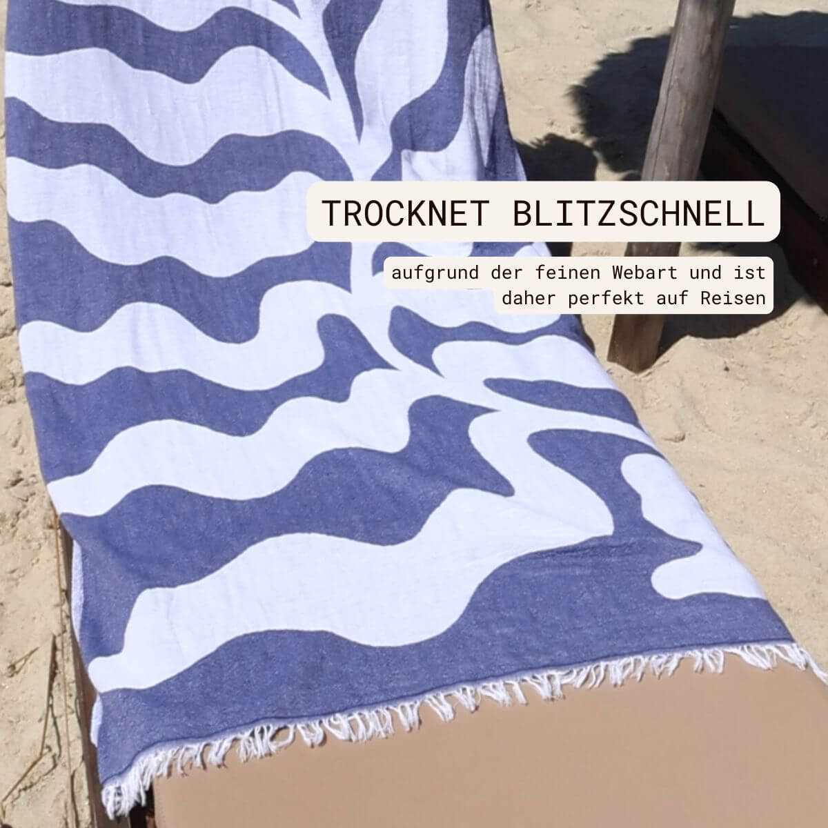 Leichtes Strandtuch (90x180 cm) aus 100% OEKO-TEX zertifizierter Baumwolle für Damen | Strandtuch in der Farbe Blau mit modernem Blattmuster | Auf Sonnenliege