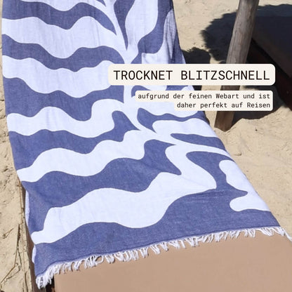 Leichtes Strandtuch (90x180 cm) aus 100% OEKO-TEX zertifizierter Baumwolle für Damen | Strandtuch in der Farbe Blau mit modernem Blattmuster | Auf Sonnenliege