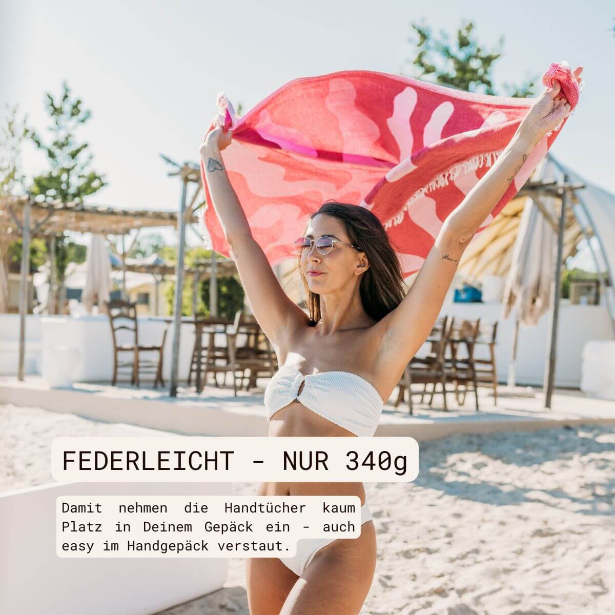 Leichtes Strandtuch (90x180 cm) aus 100% OEKO-TEX zertifizierter Baumwolle für Damen | Strandtuch in der Farbe Pink mit modernem Blattmuster | Frau mit Tuch in der Luft | nur 340g leicht