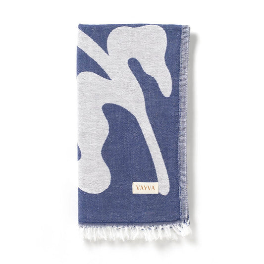 Leichtes Strandtuch (90x180 cm) aus 100% OEKO-TEX zertifizierter Baumwolle für Damen | Strandtuch in der Farbe Blau mit modernem Blattmuster | Gefaltet auf weißem Hintergrund