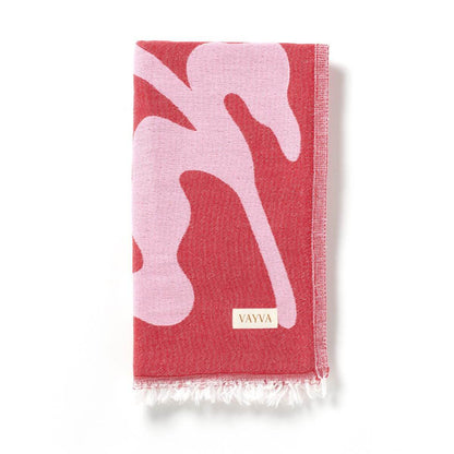 Leichtes Strandtuch (90x180 cm) aus 100% OEKO-TEX zertifizierter Baumwolle für Damen | Strandtuch in der Farbe Pink mit modernem Blattmuster | Gefaltet auf weißem Hintergrund