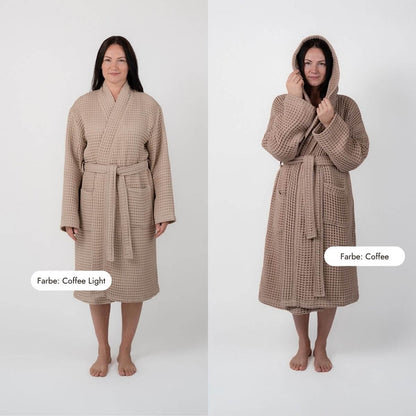 Model im Kimono-Bademantel in Coffee Light und im Kapuzenbademantel in Coffee, Vorderansicht