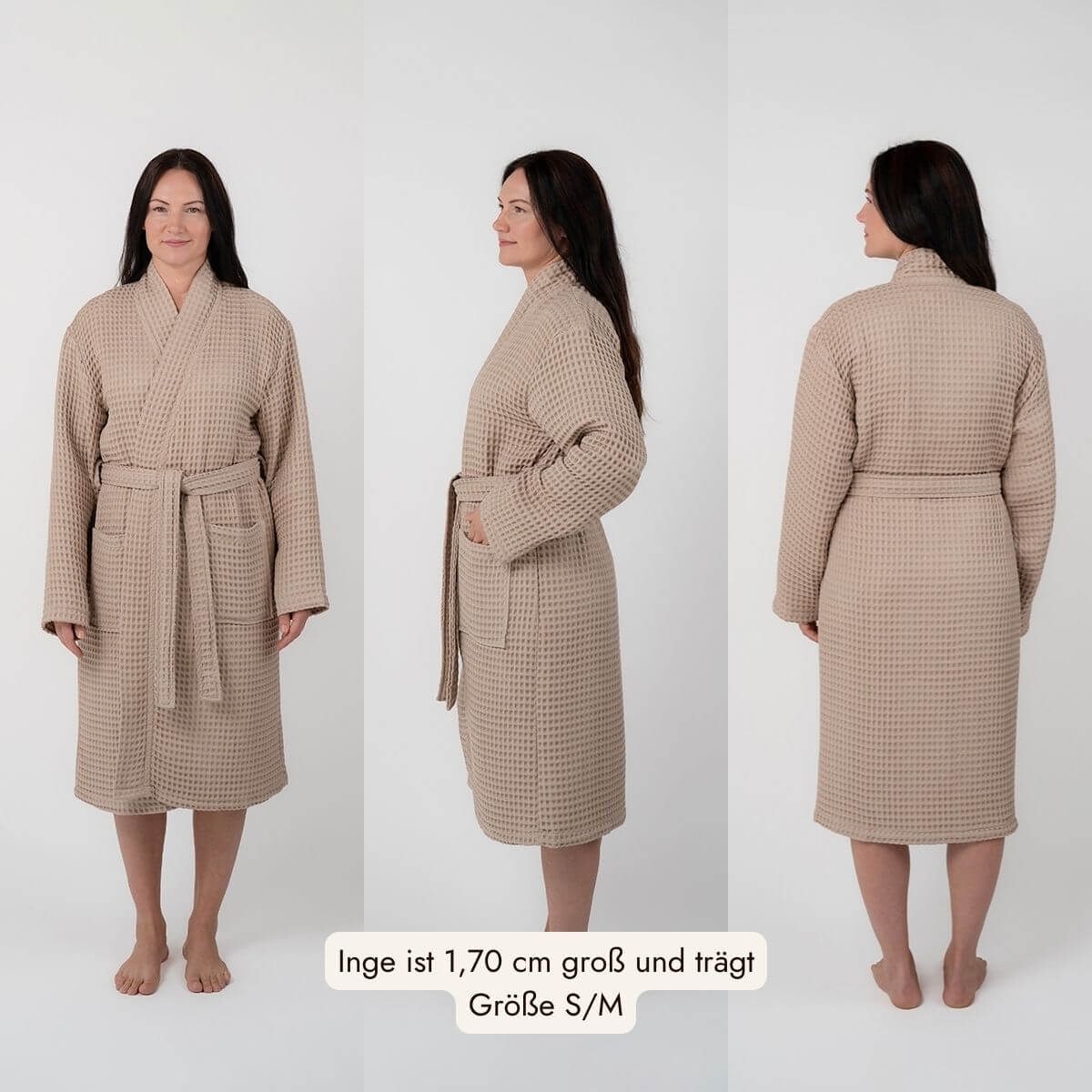Model trägt den Kimono-Bademantel in Coffee in Größe S/M, Ansicht von vorne, von der Seite und von hinten