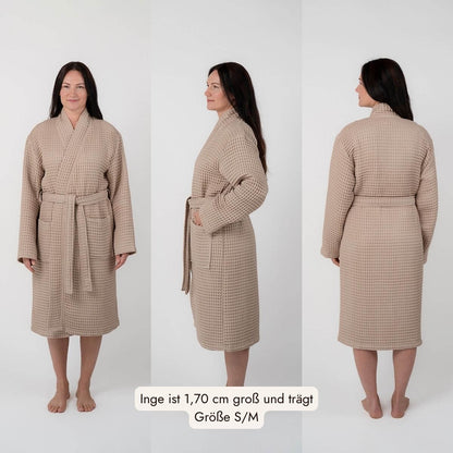 Model trägt den Kimono-Bademantel in Coffee in Größe S/M, Ansicht von vorne, von der Seite und von hinten