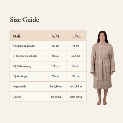 Größentabelle für den VAYVA Waffelpiqué-Bademantel in den Größen S/M und L/XL mit Länge, Schulterbreite, Taille und Armlänge