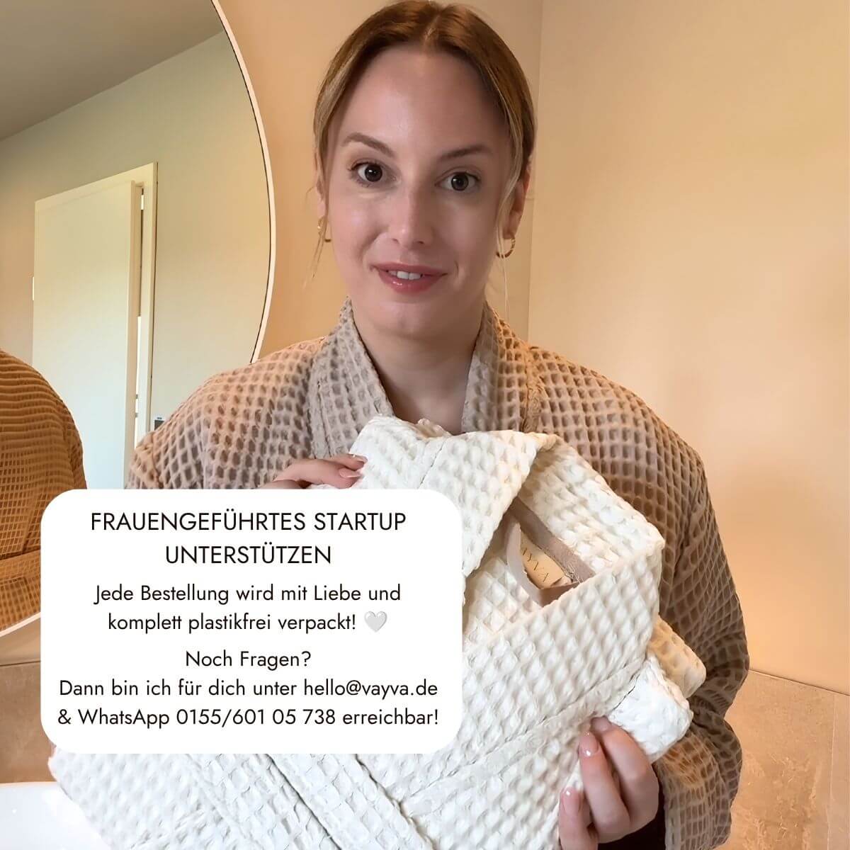 VAYVA Gründerin im Bademantel in Coffee hält einen Bademantel in Natur – frauengeführtes Startup, plastikfrei verpackt