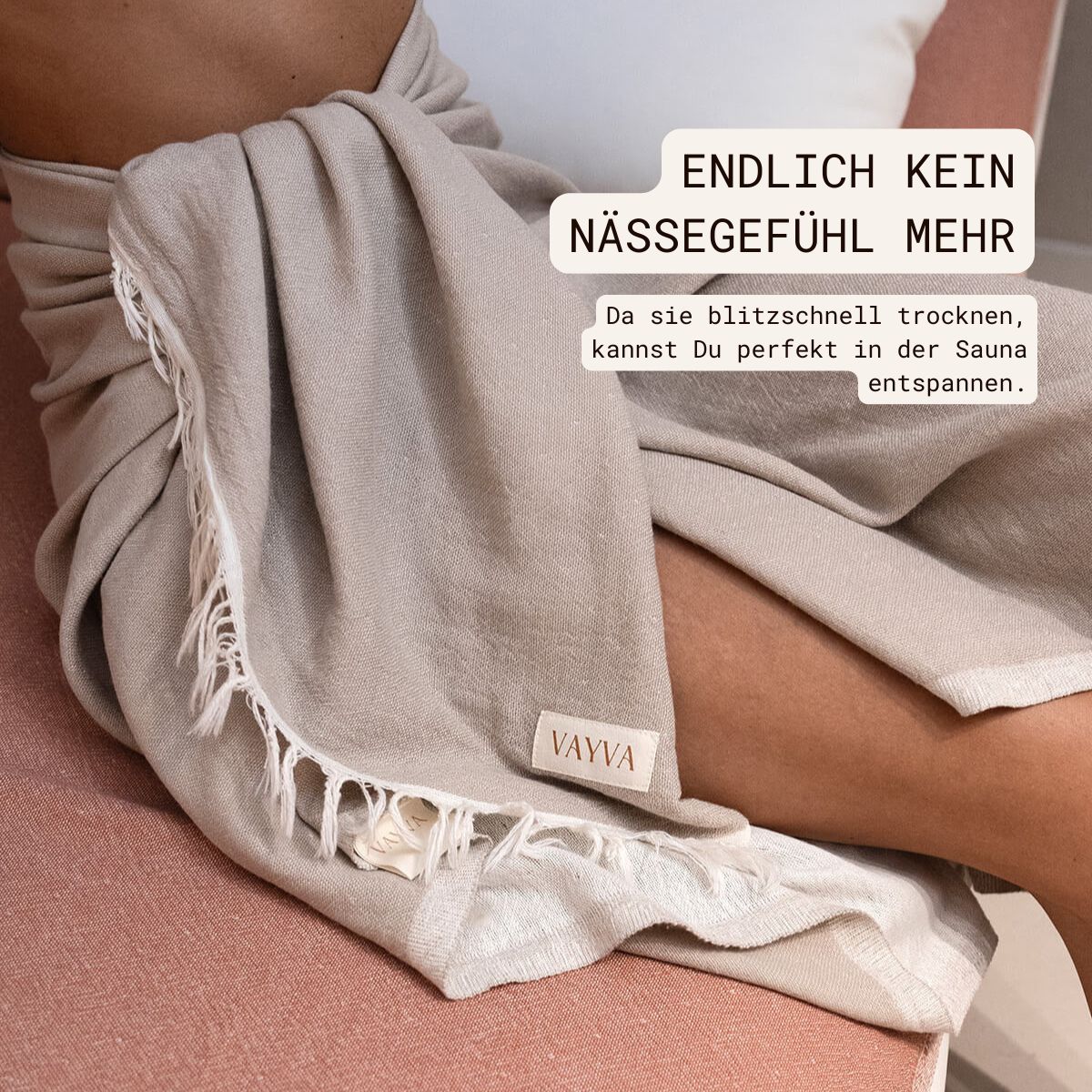 Premium Handtuch / Saunatuch / Strandtuch, in der Größe 90 x 170 cm, in der Farbe Terrakotta/Creme & Cappuccino/Creme, 60% Baumwolle + 40% Bambus, Model sitzend auf Liege
