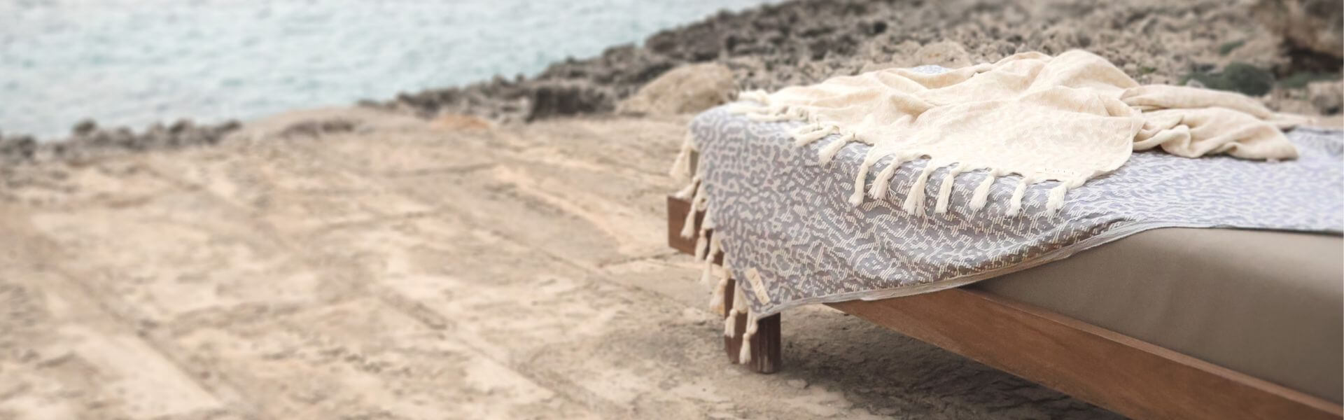 Strandtücher auf Strandliege am Meer