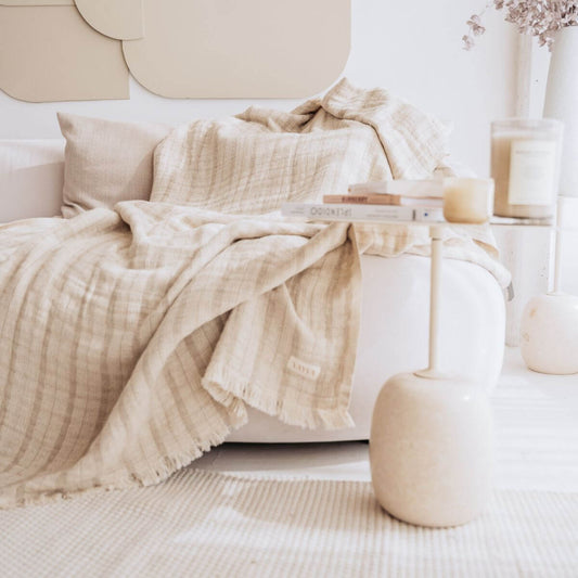 Kuscheldecke (135x200 cm) aus 70% Leinen und 30% OEKO-TEX zertifizierter Baumwolle | Kuscheldecke in der Farbe Beige | Decke liegt auf Sofa