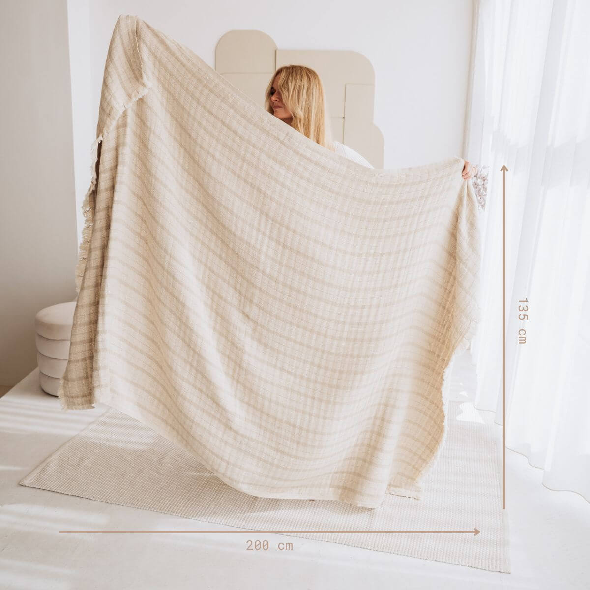 Kuscheldecke (135x200 cm) aus 70% Leinen und 30% OEKO-TEX zertifizierter Baumwolle | Kuscheldecke in der Farbe Beige | Komplettansicht der Decke mit Größenangabe