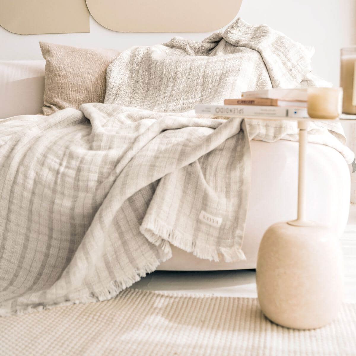 Kuscheldecke (135x200 cm) aus 70% Leinen und 30% OEKO-TEX zertifizierter Baumwolle | Kuscheldecke in der Farbe Beige | Decke liegt auf Sofa