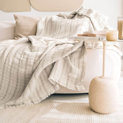 Kuscheldecke (135x200 cm) aus 70% Leinen und 30% OEKO-TEX zertifizierter Baumwolle | Kuscheldecke in der Farbe Beige | Decke liegt auf Sofa