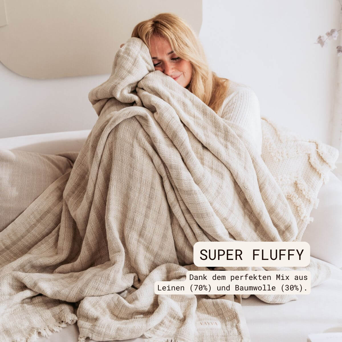 Kuscheldecke (135x200 cm) aus 70% Leinen und 30% OEKO-TEX zertifizierter Baumwolle | Kuscheldecke in der Farbe Beige | Frau kuschelt mit Decke 